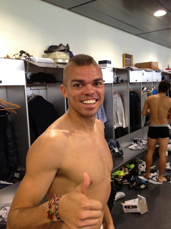 ぺぺの爽やか(?)な笑顔の背景で、黒パン一丁になってるMesut Ozilの尻