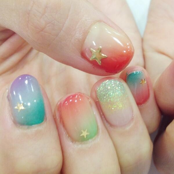 girls_nail's tweet photo. サマーネイル♡涼しさを感じる色使いでちょっぴりトロピカル 夏にぴったりのネイルだよん！！https://t.co/rsZdW3ru6f