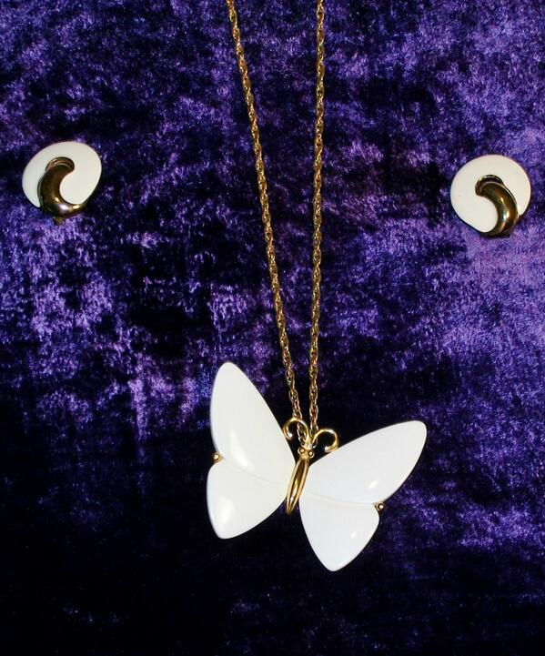 InBloomFashion's tweet photo. #rare #vintage #crown #trifari #goldtone #enamel #butterfly #necklace #earrings #signed #set
http://t.co/QMD2lu8n8H http://t.co/ugWVPQcNFk