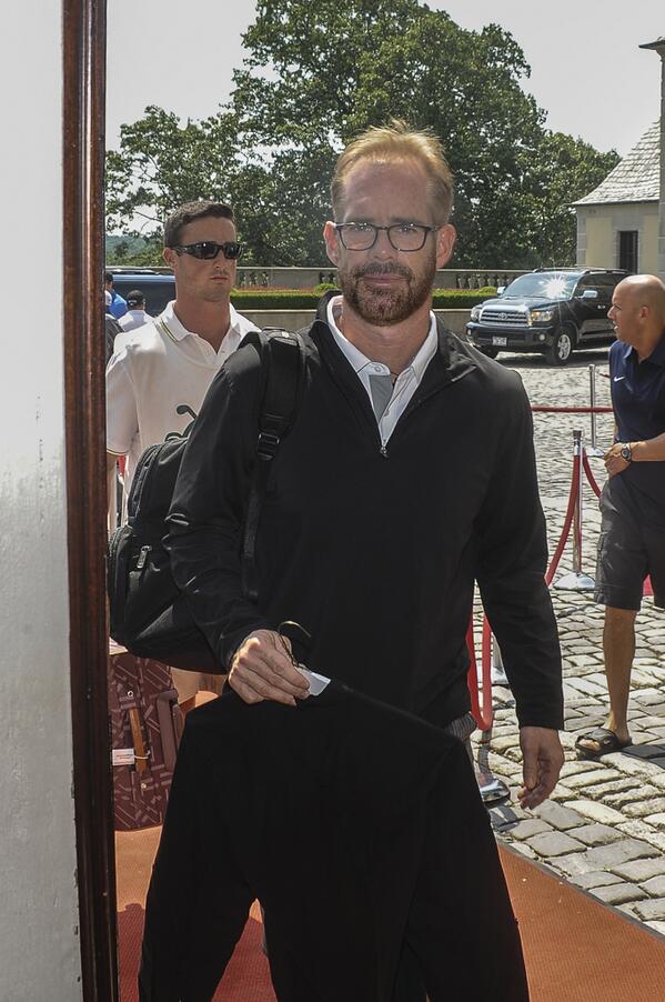 #Joebuck has arrived at the <a href="/BD_Golf/">Big Daddy Golf</a>, tee times in less than a hour #bdgolf