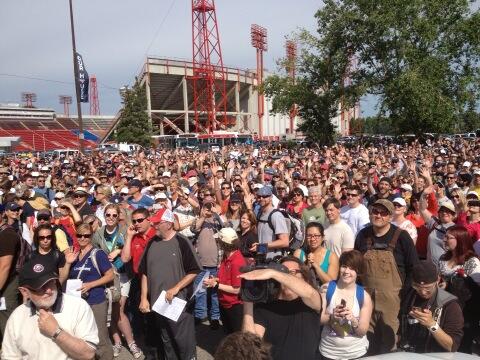BADLANDSFest's tweet photo. “@nenshi: This is Calgary! Thousands of ppl ready to help their neighbours at first of many volunteer deployments! http://t.co/9eMJSn9wXk”