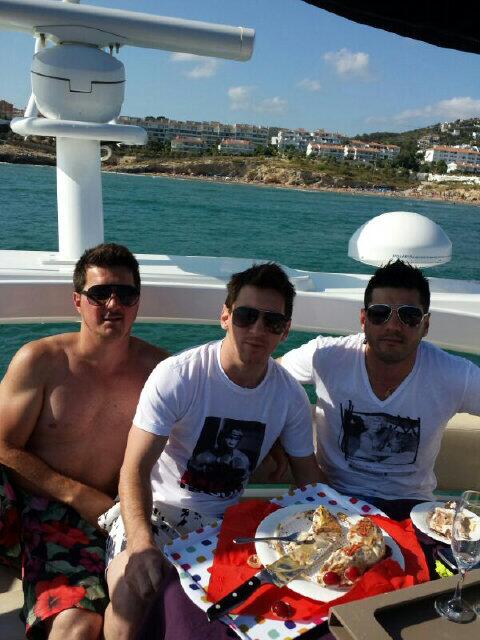 nautikosmx's tweet photo. "@_MatiasMessi: Acá dejo una foto de leo,rodri y yo, http://t.co/4cLXR5fGtZ" /// Messi festejando sus 26 en su nuevo Sunseeker Manhattan 63!
