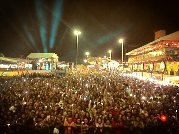 PaulaFernandes7's tweet photo. Mais uma foto do lindo show de ontem em Mossoró!
Beijos!!!! http://t.co/6kGpYMTSAz