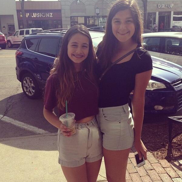 ElizzLewiss's tweet photo. Happy birthday hippy @jillzzzmoore 🐸🐷🐮 http://t.co/FrLcGFj70C