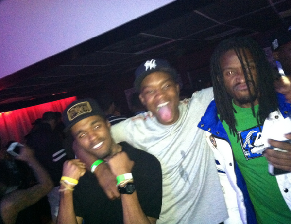 Dae_EnvyMe's tweet photo. @Yo_Ryda @ShineForLife if yah nigguh wan be like us tell him get on his grind ! http://t.co/QIUBjh9UaL