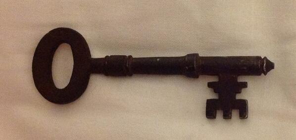 dscreetstranger's tweet image. Look what I found on street. Is it possible I just walked into a @neilhimself novel? #magickey #citykey #towhat