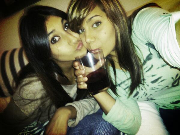 cristinaalmude's tweet photo. @carlotalch @cristinaalmude jaajajaa tequiero mi chipiii http://t.co/Xz0vTYh5zW