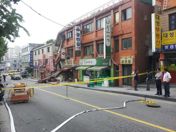 mkkim1024's tweet photo. 동작구 상도동 오래된 건물이
붕괴되었는데 인명피해는 없습니다. http://t.co/xl9izcMN2I