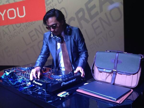 BeaverID's tweet photo. Hey! @EdwardAndez was spinning this afternoon at Lenovo's product launch. Beaver Lincoln was with him on stage! :D http://t.co/KNqlBfDv4s