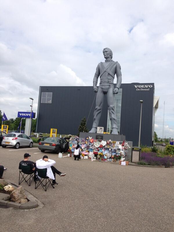 Enkele Michael Jacksonfans hebben zich op zijn sterfdag weer verzameld bij het standbeeld in #Best