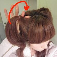 簡単 ヘアアレンジ集 簡単 猫耳ヘアの作り方 耳上の髪をゴムでくくります ゴムでくくった根本に 指で穴を空けます この穴にくくった毛束を通します 親指と人差し指で毛束を引き抜く感じ 猫耳っぽい形になるように 丁寧に髪を引き出して完成