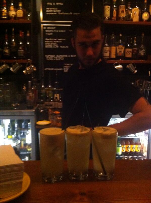 WhereToNowApp's tweet image. #wheretonow hit up #mechanics #perth for Rye and fresh apple and some quality time with our singing sensation #eveb