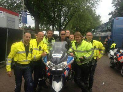 #Bruce zat op weg naar concert in #Nijmegen vast in verkeer, zijn management belde de politie...