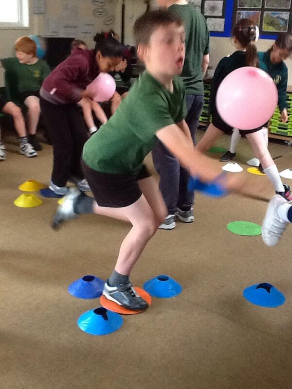 NorthTownPE's tweet image. Great concentration from Albert. #balloonchallenge #FUNS