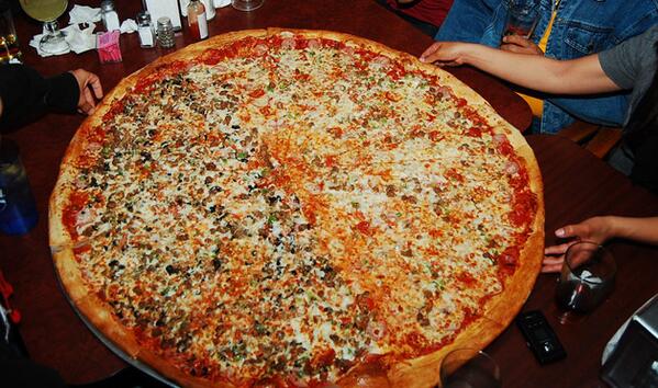 Pizza ini bisa dimakan untuk 15 orang. #KulinerUnik