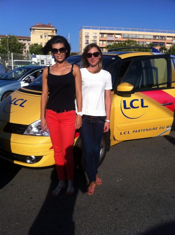Les hôtesses et véhicules LCL en attente sur le port de Toulon ! #LCL #TDF #LaCaravane