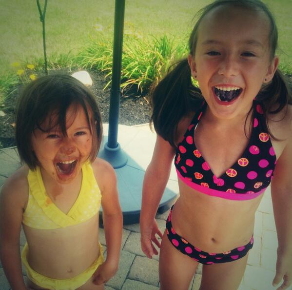 aub1002's tweet image. Guess which one is a messy eater #imstumped