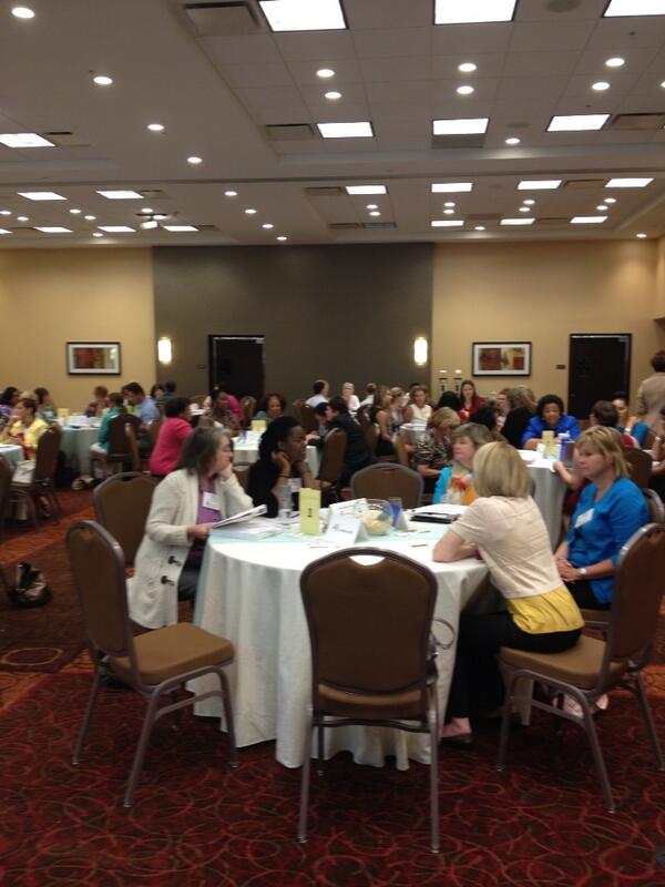 dpmwebb's tweet image. Ellie from @visitgrapevine speaks with a group of #eventprofs. #yaypym