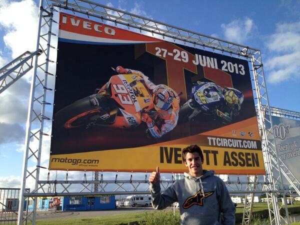 marcmarquez93's tweet photo. Qué sorpresa!! Es un honor compartir cartel con @ValeYellow46!! ;) / It's an honour being in this billboard with Vale http://t.co/E9FLsxXyU7