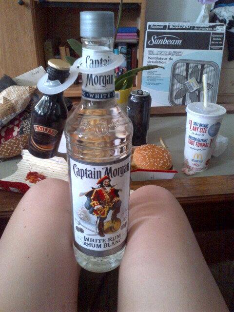 _ekellzz's tweet image. #sweetsixteen #happs #botttle #mcdicks #lovelife ♥ #5OclockSomewhere