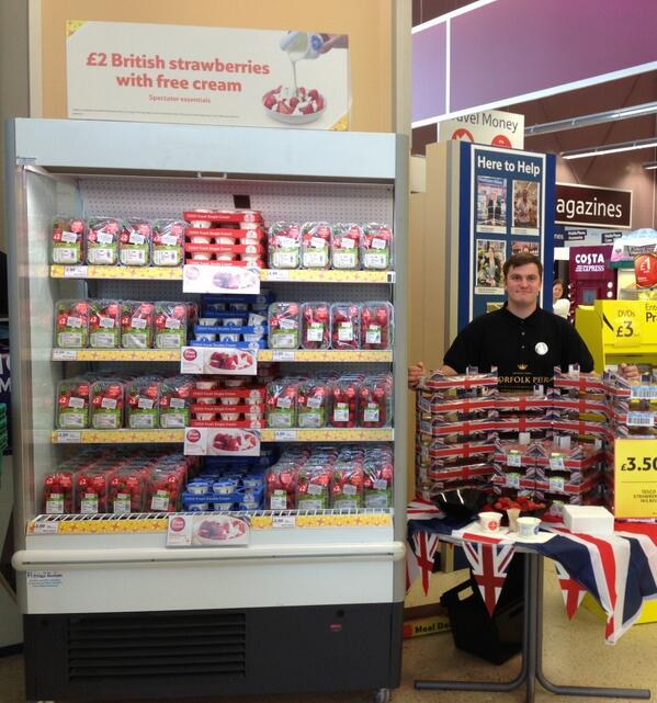 Promoting the strawberries &amp; cream offer with some #tasters #tradetradetrade  <a href="/chrisphillips27/">chris phillips</a> @stephensm2082