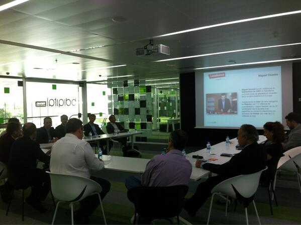 cluster_tic's tweet image. Avui #cafe_tic amb @letsbonus on en @juanrico ens exposa la nova estrategia d&apos;aquesta empresa de compra col.lectiva