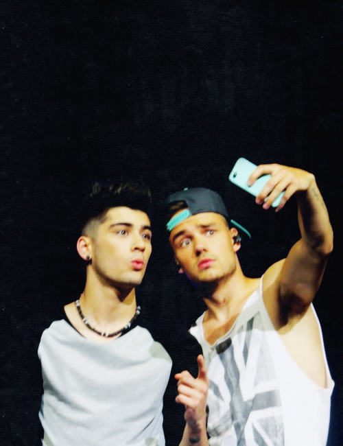 LatestAbout1D's tweet image. Ziam taking a selfie, I NEED TO SEE THIS