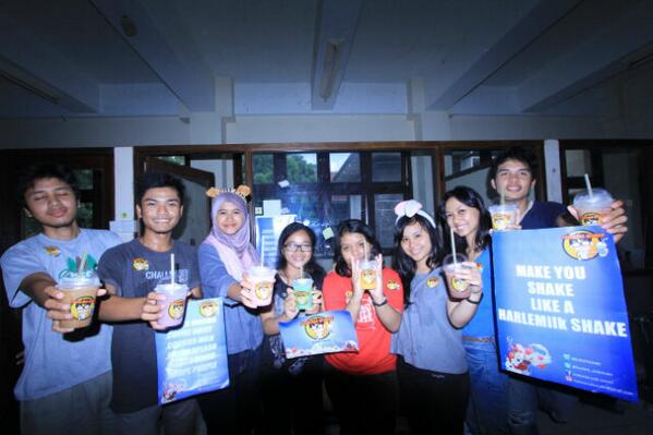 harlemilk_shake's tweet photo. Good job @ellsyeee @khansaafifah @RR_Fauzi @hariowicaksana @SisianaNP @rakaad_ @melatipoetz @darumifasol :* http://t.co/KvSvv8pW3J