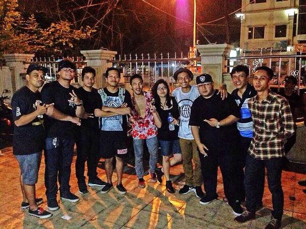 EMHECEE's tweet photo. RT @GalihHrlmbng: @EMHECEE street sound vol.1 #latepost :) http://t.co/j0x0P2HgiO