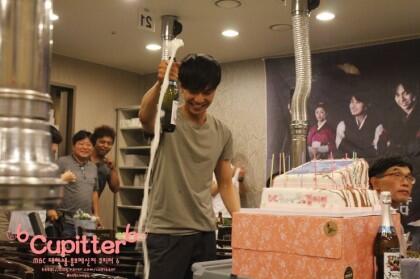 MBCnest's tweet photo. [구가의 서] 구패밀리 여러분~ 그동안 수고하셨습니다! '구가의 서' 종방연 현장>_< http://t.co/cZyeoc7TZu ☜클릭! 배우들과 함께한 즐거운 종방연 현장! 큐피터와 함께 가시죠! ^0^ http://t.co/HBXwWXoDPX