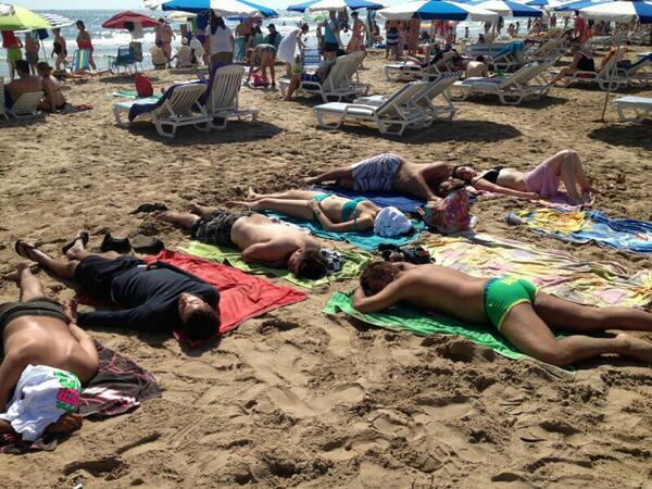 Patt_alvarez's tweet photo. A 30 grados bajo el sol, y @AlmoMAlex en jersey! #uamdiashore @art343 @natt2172 @deArandaylloras @mjc_mik http://t.co/Py9fHl3Ady