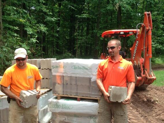 Our <a href="/techobloc/">Techo-Bloc</a> install crew throwing up some #quarrystone wall #bestinberks
