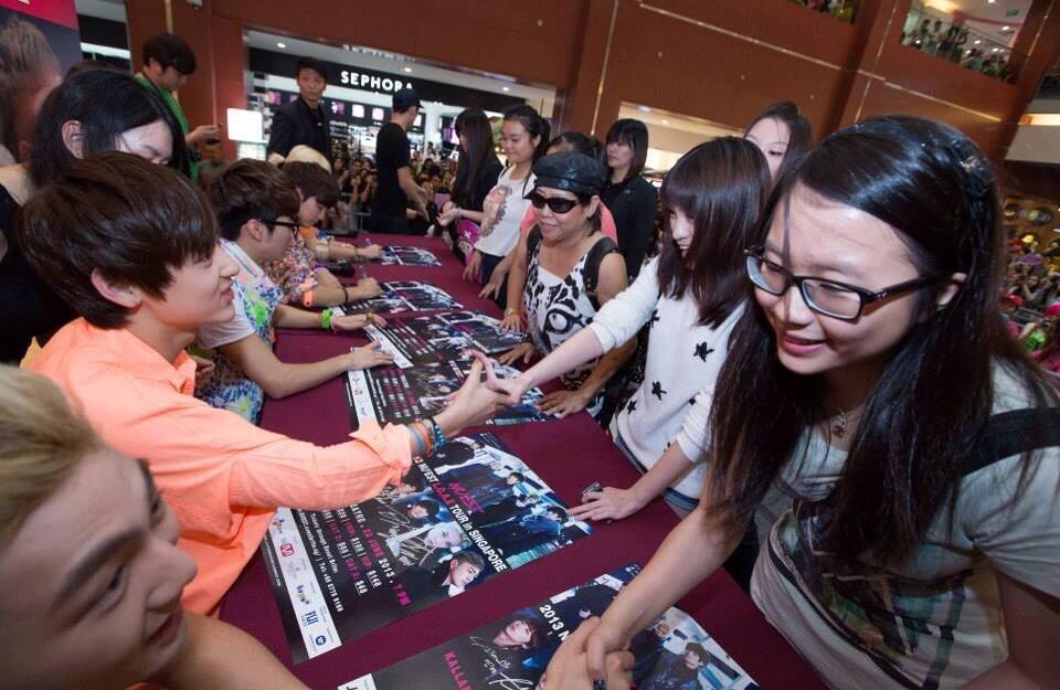 [PIC] NU'EST Fansign in SG BNsMMx1CMAIQJCk