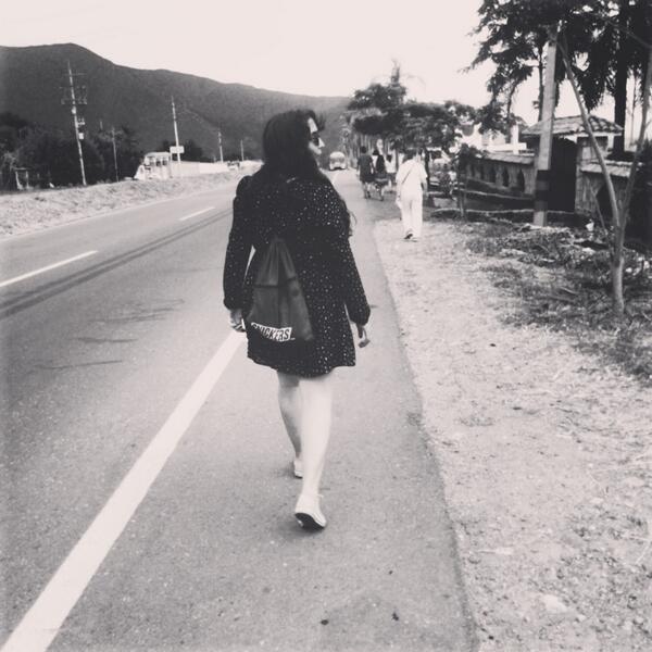 CarouselK's tweet image. 6 kilómetros caminando por la vía.