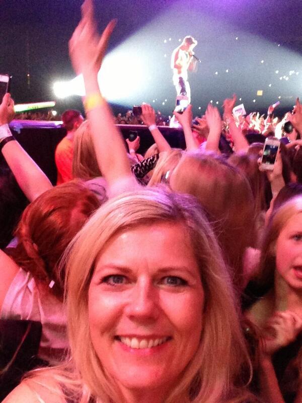 MY MOM TOOK A SELFIE AT JUSTIN'S CONCERT I CANT BREATHEE DMCEJSIDFKV