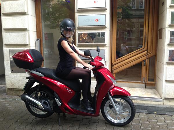 WMCGREY's tweet photo. Máme firemní skúúúútr! Vrrrm, vrrrm :) Klíčky jsou u Hanky na recepci. http://t.co/mhd7Ggccu1
