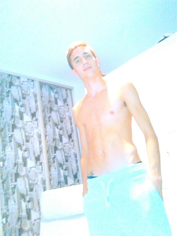 SoniaEstrada9's tweet photo. Al fin veo mañanaa al gordoo este tontoo ^^ @javishine #tequieroooooooo http://t.co/r5qHwqz92N