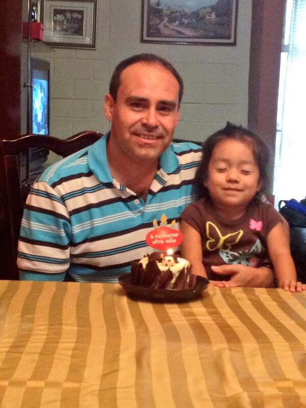 Mi ivanna con los ojos cerrados, con su padrino Saul, en su cumpleaños!!! Que dios te bendiga mi hermano!!