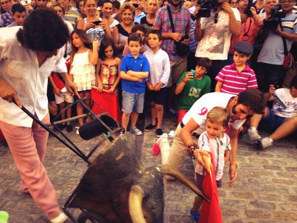 TorosMaestranza's tweet photo. Un niňo de 3 años:
-Mamá,quiero torear...
Se entera Morante y dice:
-Dejar a este niño chiquitito que va a torear.
http://t.co/gPGB7ZO18q