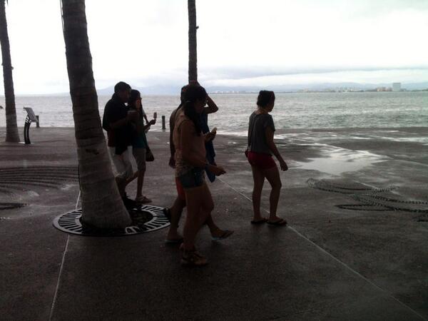 MilenioPacifico's tweet photo. FOTO: Visitan el Malecón de #PuertoVallarta a pesar de lluvia http://t.co/loVBtRTNDh