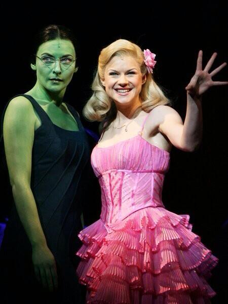 #Worldwide
Zie hier, onze eigen @WVerkaik als Elphie en natuurlijk .....
Wie speelt hier Galinda?!
#WickedWorldwide