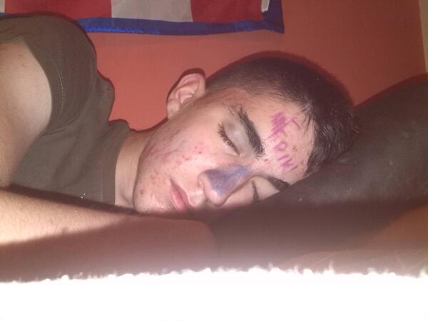 MiguelAmaro97's tweet photo. Eso es lo que te pasa por dormirte @DaniieloYuuncos jajajajajajajajajajjaajajajaa http://t.co/bes5jfExpH