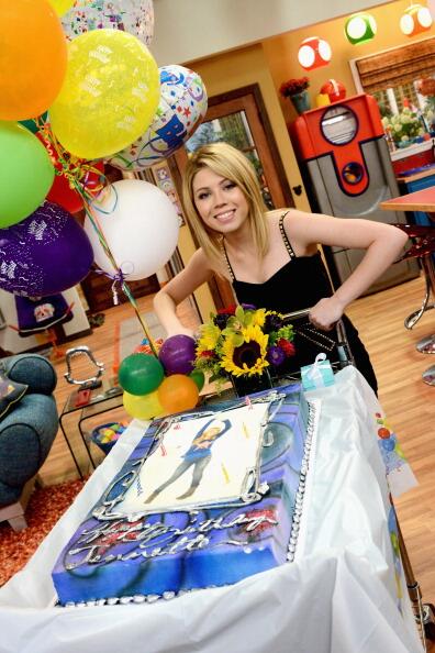 New photo of <a href="/jennettemccurdy/">Jennette McCurdy</a> at the <a href="/SamAndCat/">x</a> set! #HappyBirthdayJennette