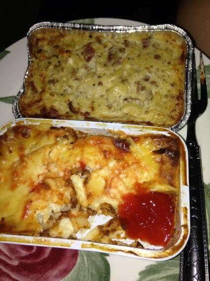 indria903's tweet photo. Breakfast yuuu,Lasagna &amp; macroni yummiii :) http://t.co/b5nzHaxYDf
