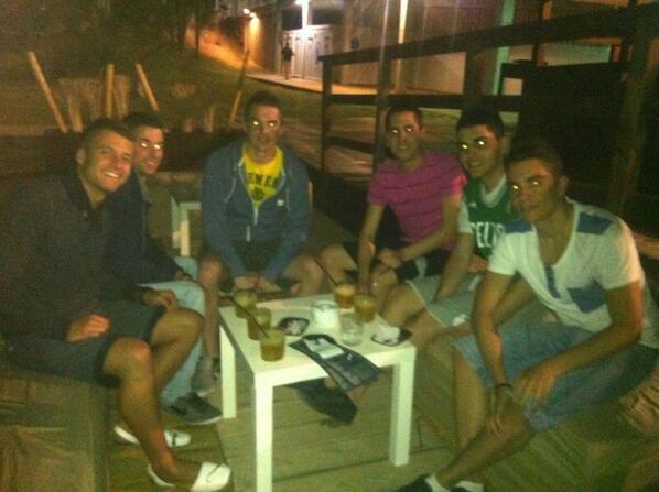 uqueloficial's tweet photo. Botavaraaaaaa @callepedrola @daviddomingogal @diegovicente_ @Richy_46 http://t.co/jh1Dz9pHXX