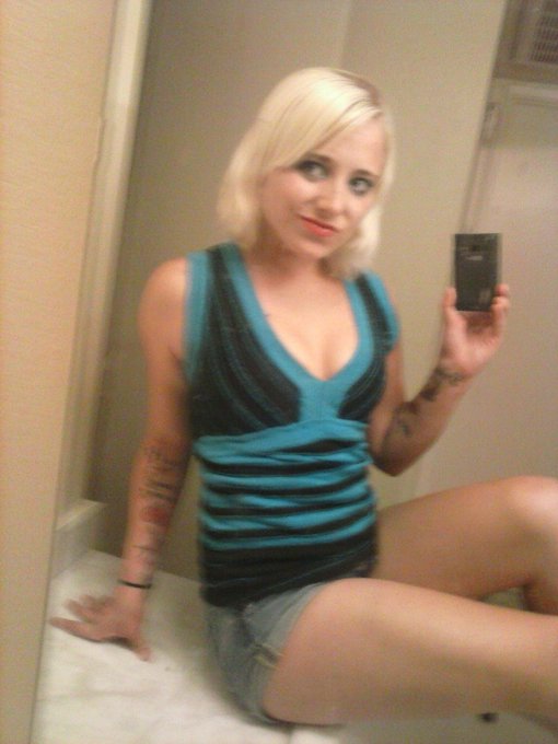 Bored &amp; Snappin Pics :) http://t.co/tp258RyR6B