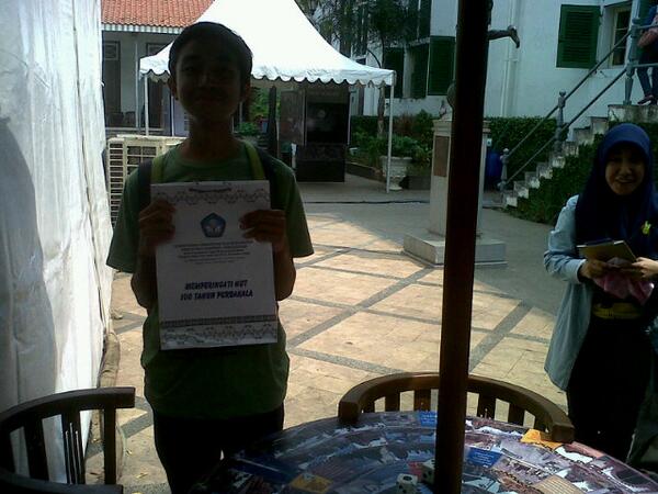 100ThnPurbakala's tweet photo. Barusan ada temen2 dr SMA 1 Depok main ular tangga. Dan pemenangnya adalah Farrel. Selamat farrel dapet goodie bag :) http://t.co/4PUXsXGCX9
