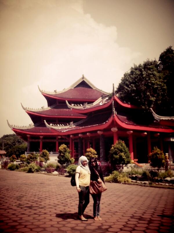 widhaa's tweet photo. Sam Pho Kong with @tiara_tarita http://t.co/nLd6vA5j50
