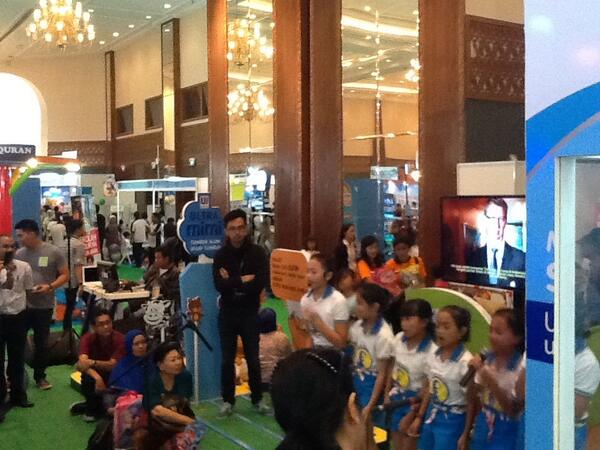 RumahCeritaAnak's tweet photo. Sahabat Mimi dari Bina Vokalia on stage sekarang di booth Ultra Mimi di @Bobo_Fair http://t.co/ETvkI97VYG