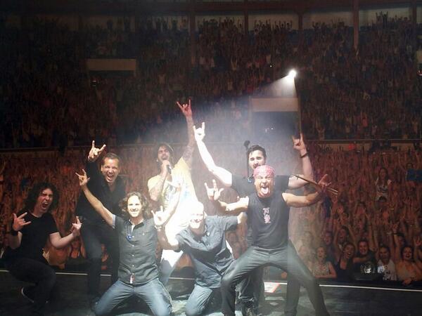 MelendiOficial's tweet photo. Eq.M: Apoteósico fin d fiesta en León coreando Asturias, parecía que estuviésemos en casa. Gracias León por la velada http://t.co/b6MxrUW0G7